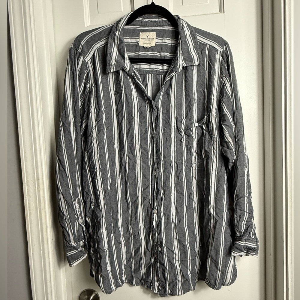 American Eagle Outfitters Gray and White Casual Button Down Shirt